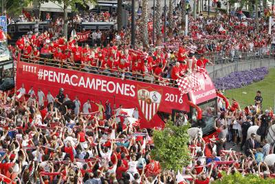 Los jugadores del Sevilla celebran con sus seguidores la victoria de la Europa League.