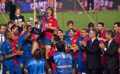 Carles Puyol, capitán del Barça, sostiene el trofeo liguero.