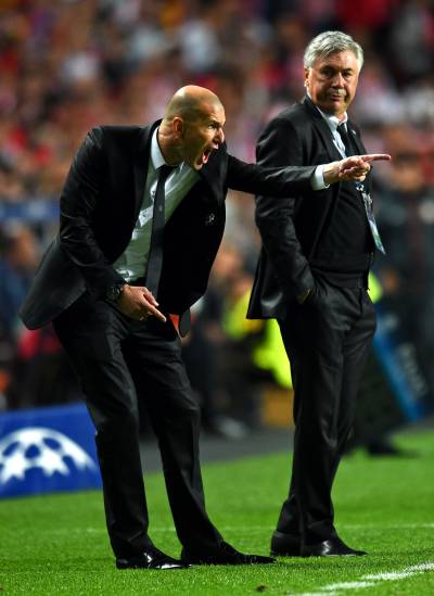 Ancelotti mira a Zidane, su segundo entrenador, mientras da órdenes a los jugadores del Madrid.