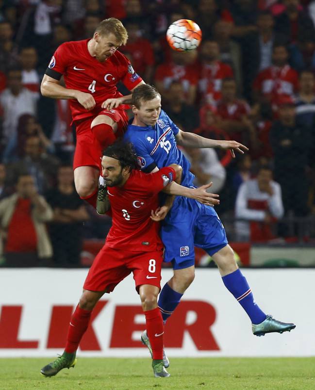 Aziz cabecea el balón saltando por encima de su compañero Inan y el islandés Bodvarsson.