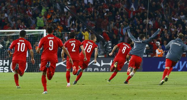 Los jugadores de Turquía celebran el gol de Inan que les clasificó para la Eurocopa.