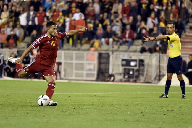 Lanzamiento de penalti de Hazard ante Bosnia.