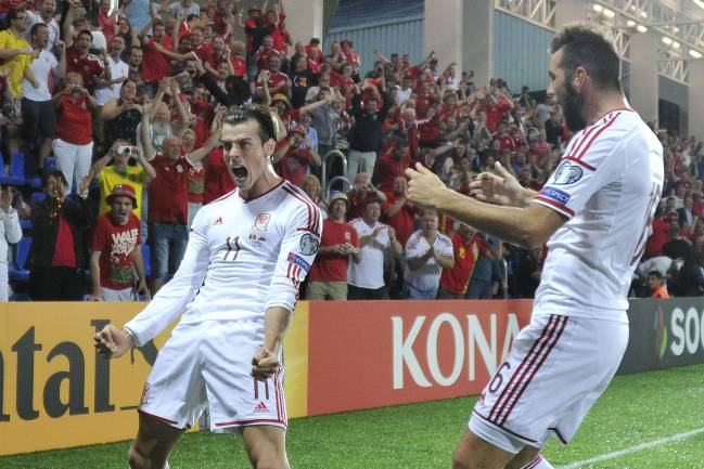 Bale celebra con su compañero Ledley después de marcar a Andorra.