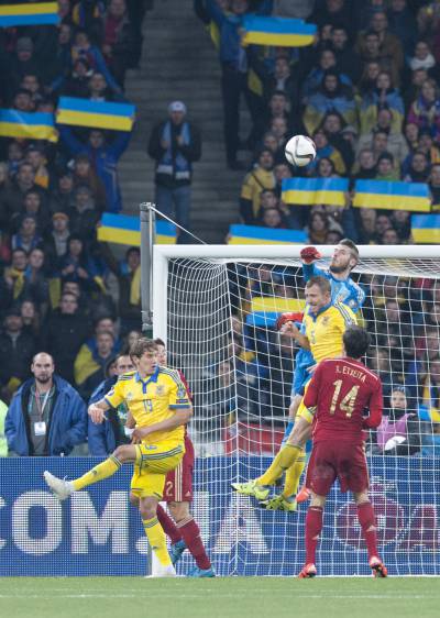 Despeje de De Gea durante el partido contra Ucrania.