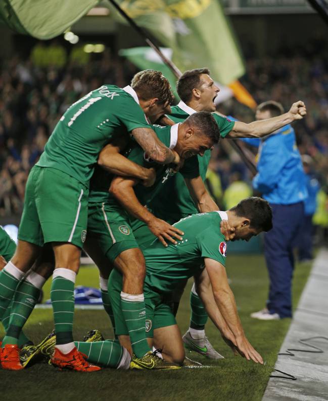 Los jugadores de Irlanda celebran su victoria contra Alemania.