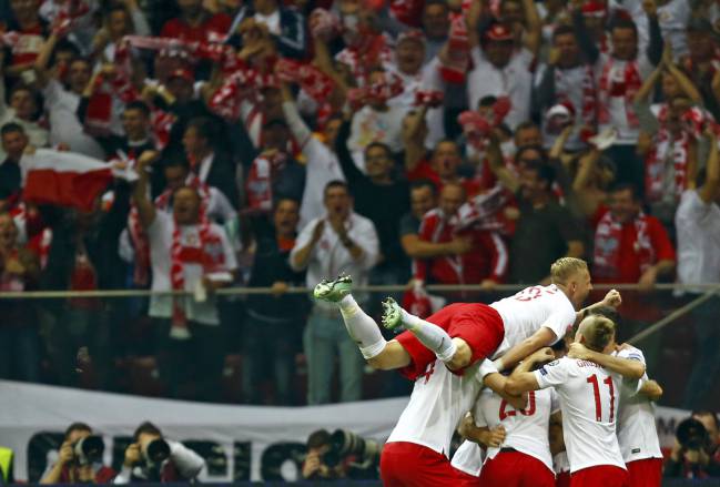 Milik celebra con sus compañeros tras el gol contra Alemania.