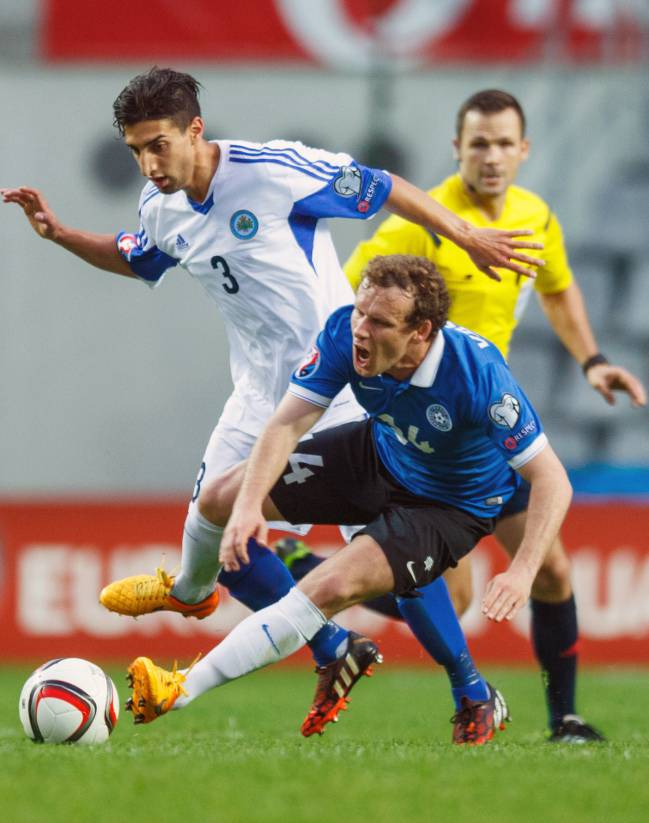 El estonio Vassilijev se disputa el balón contra Battistini.