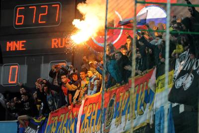 Aficionados rusos durante el partido contra Montenegro.