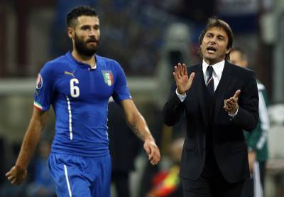 Conte, seleccionador de Italia, reacciona al lado de su jugador Candreva.