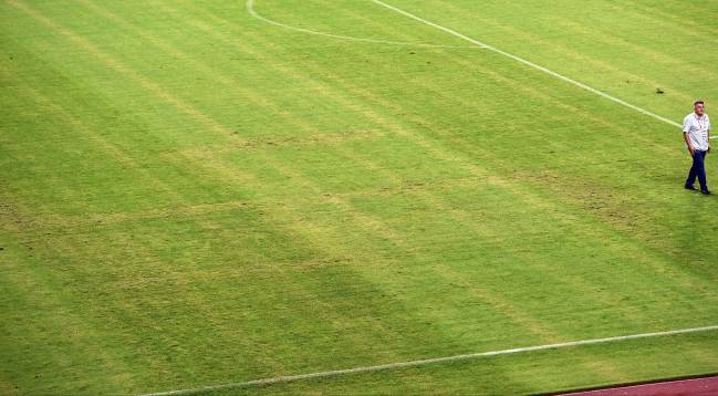 Esvástica dibujada en el césped del Estadio Poljud.