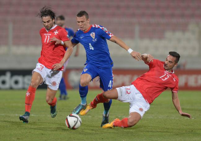 Perisic trata de irse de los jugadores de Malta Muscat y Schembri.