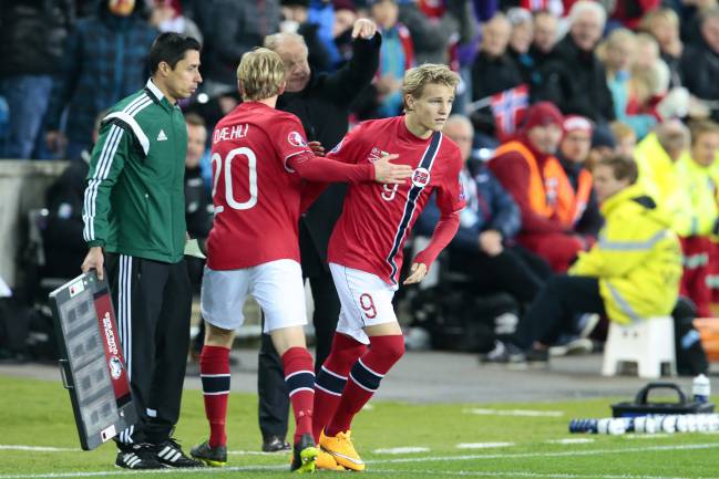 Martin Odegaard sale al terreno de juego en su debut ante Bulgaria.