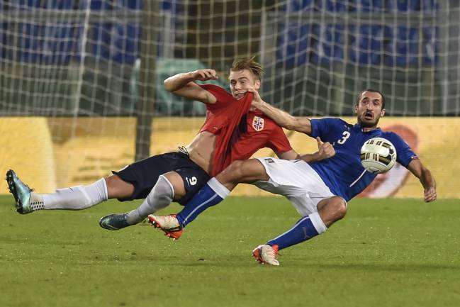 Lucha por el balón entre Soderlund y Chiellini.