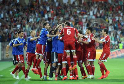 Máxima alegría en los jugadores de Armenia tras marcar a la selección lusa.