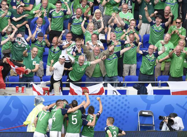 Los jugadores de Irlanda celebraron el pase a octavos con sus aficionados