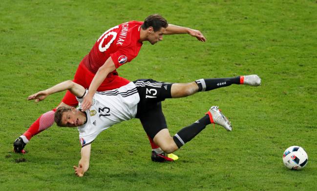 Choque entre el alemán Müller y el polaco Krychowiak.