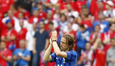 Modric aplaudiendo a los aficionados croatas al ser sustituido.