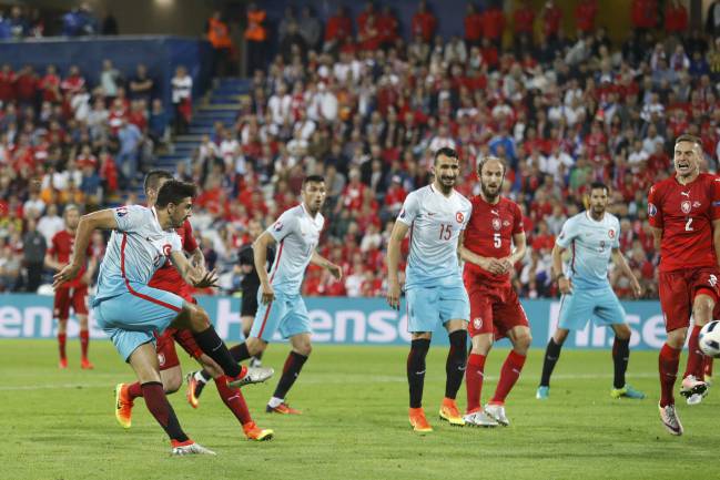 Tufan marcó el segundo gol de Turquía contra República Checa.