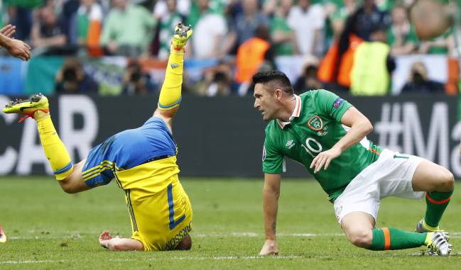 Acción entre el sueco Larsson y el irlandés durante el partido.