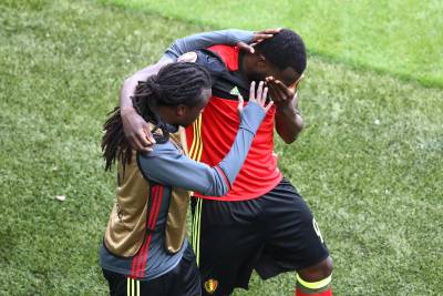 Jordan Lukaku consolando a su hermano Romelu después de su doblete.