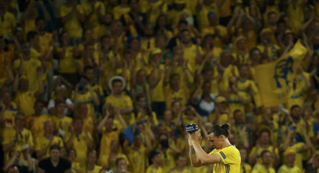Zlatan despidiéndose de la afición sueca después del partido contra Bélgica.