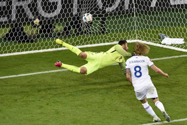 Gol del islandés Bjarnason para empatar contra Portugal.