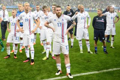 El capitán islandés, Gunnarsson, y sus compañeros se despiden de sus aficionados.