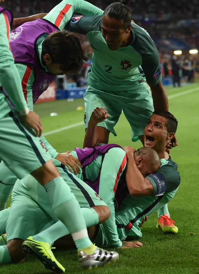Ronaldo celebra su gol con sus compañeros.