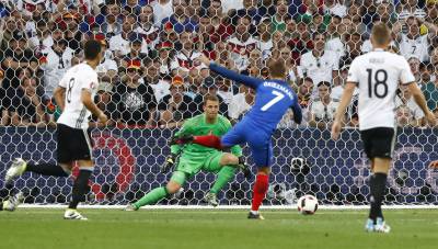 Lanzamiento de Griezmann ante la atenta mirada del portero alemán Neuer.