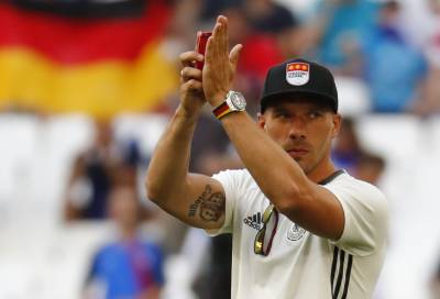 Podolski saludando a la afición germana después del encuentro ante Francia.