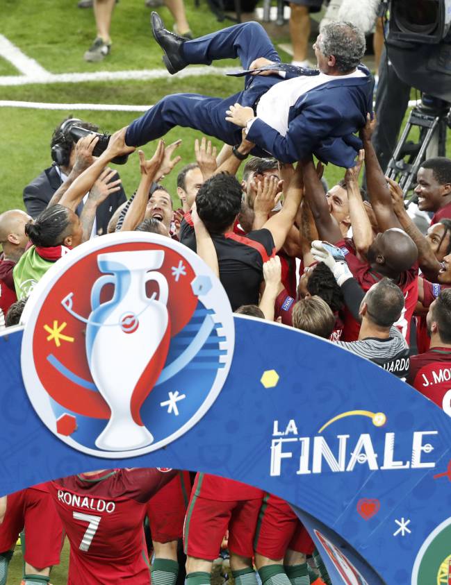Los futbolistas portugueses mantean a su seleccionador, Fernando Santos.