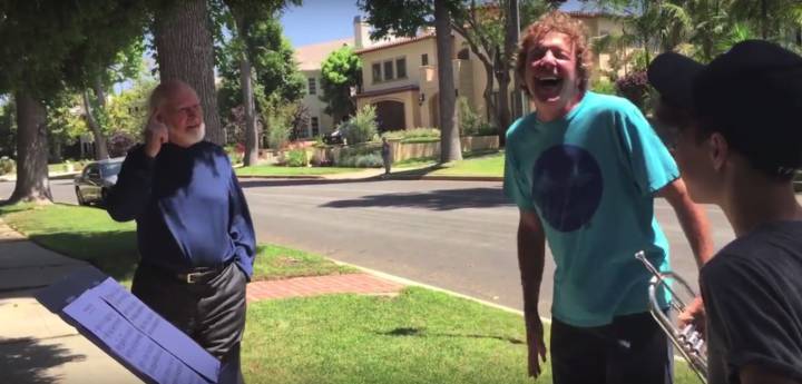 "Es fantástico": la reacción de John Williams ante dos chicos tocando Star Wars frente a su casa