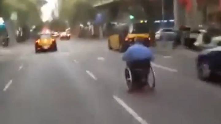 Adelantando coches en silla de ruedas por Barcelona