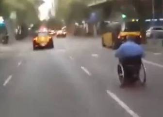 Adelantando coches en silla de ruedas por Barcelona