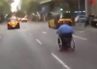 Adelantando coches en silla de ruedas por Barcelona