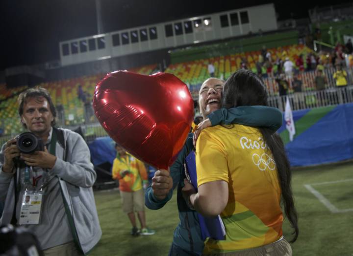 Una jugadora de rugby de Río 2016 se promete con su novia después de un partido