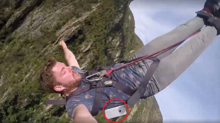 "¡Oh no, mi móvil!": Se le cae haciendo puenting