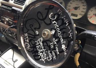 Un australiano utiliza una sartén como volante del coche