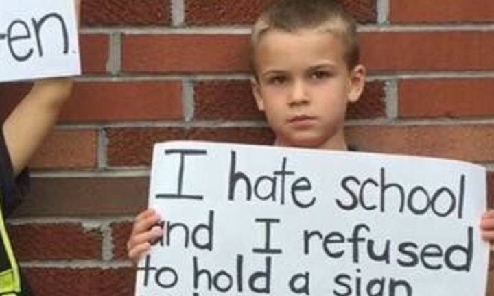 "Odio la escuela": el cartel de vuelta al cole de un niño muy sincero