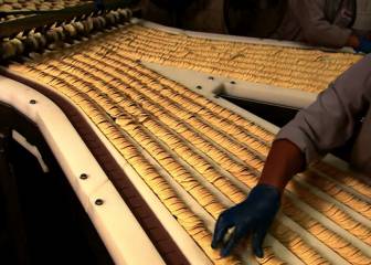 Así es el hipnótico proceso de producción de las patatas enlatadas