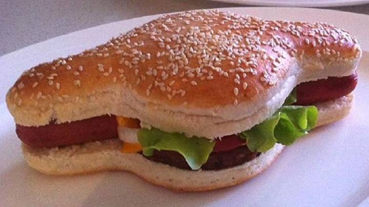 Inventan una hamburguesa-perrito que se parece mucho a la montera de un torero