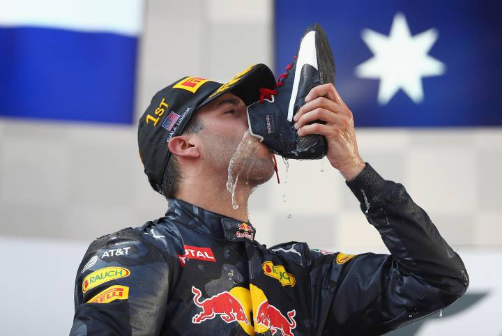 ¿Por qué los pilotos están celebrando las victorias bebiendo de sus zapatos?