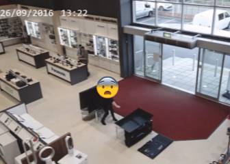 Un señor entra en una tienda de electrónica y la lía parda