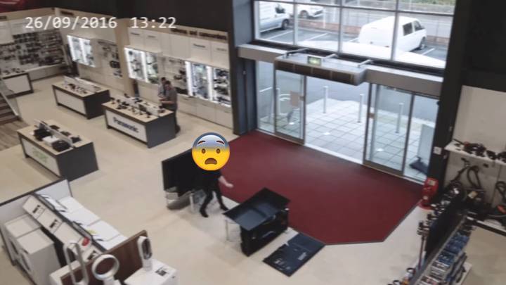 Un señor entra en una tienda de electrónica y la lía parda