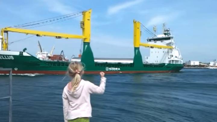 Una niña pide a un barco que pite y se asusta con el bocinazo