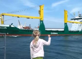Una niña pide a un barco que pite y se asusta con el bocinazo