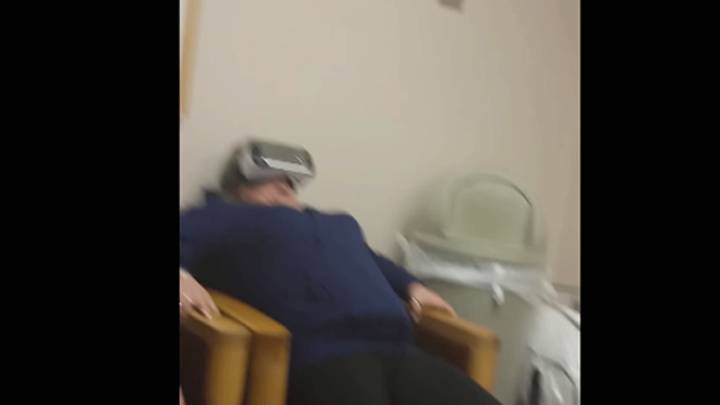 La reacción de una madre al experimentar por primera vez la realidad virtual