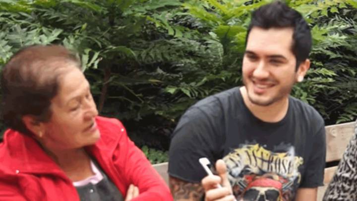 Wismichu le pregunta a señoras mayores