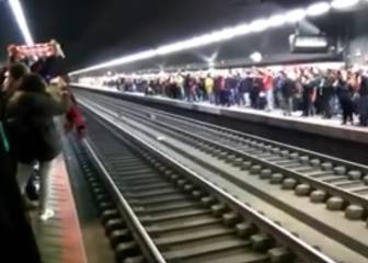 Cantando en el tren tras la derrota: el vídeo que enorgullece a los atléticos