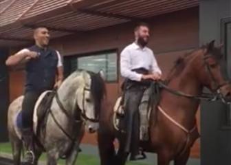 Pedido a caballo: llegan los 'McCowboys' murcianos